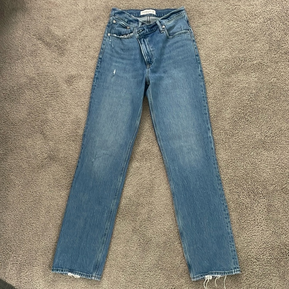 Abercrombie Ultra High Rise 90s Straight Jean size 26 crossover button